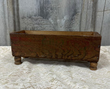 Load image into Gallery viewer, Faded Print Cheese box w/Pedestal Feet
