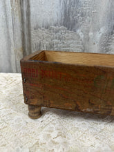 Load image into Gallery viewer, Faded Print Cheese box w/Pedestal Feet
