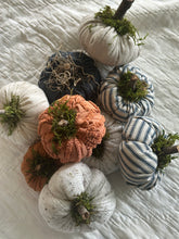 Load image into Gallery viewer, Pumpkin Set 8) Enamel Bucket w/9 Littles
