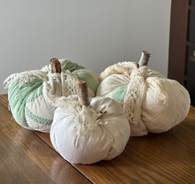 Load image into Gallery viewer, Pumpkin Set 11) Green Quilt Set of 3

