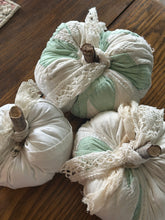 Load image into Gallery viewer, Pumpkin Set 11) Green Quilt Set of 3
