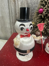 Load image into Gallery viewer, Snowmen + Bottle Brush Tree
