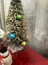 Load image into Gallery viewer, Snowmen + Bottle Brush Tree
