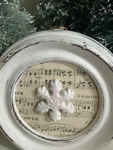 Load image into Gallery viewer, 27} Flake in Round Frame
