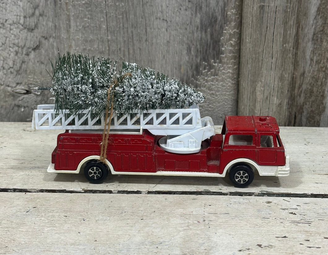 6} Fire Truck w/Tree