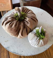 Load image into Gallery viewer, Handmade Pumpkins 4 (VELVET)
