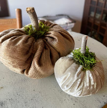 Load image into Gallery viewer, Handmade Pumpkins 4 (VELVET)
