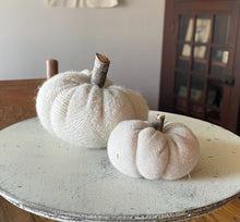 Load image into Gallery viewer, Handmade Pumpkins 30
