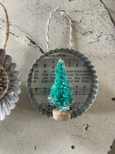 Load image into Gallery viewer, Handmade Ornaments Set 5
